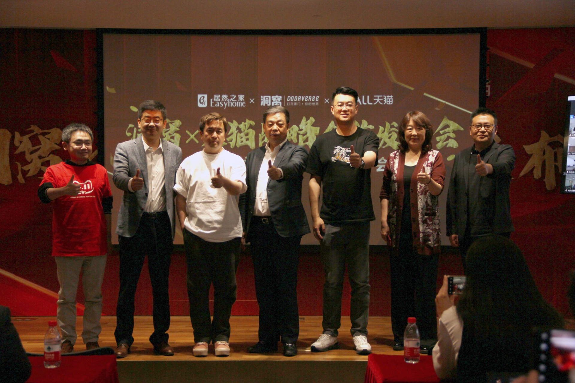 ����Я����è�������ս������ ��ҵ��ӭ�±��