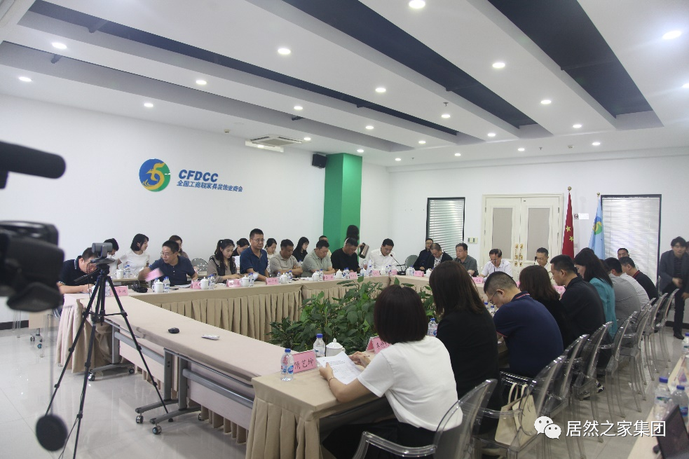 k��Ǯ��֮�Ҷ��³��������ϯ&ldquo;��������������������ҵ��������չ&rdquo;��̸��