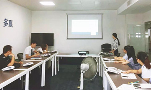 ���Ϸ��귢չ�ݽ���̸��ר����ѵ